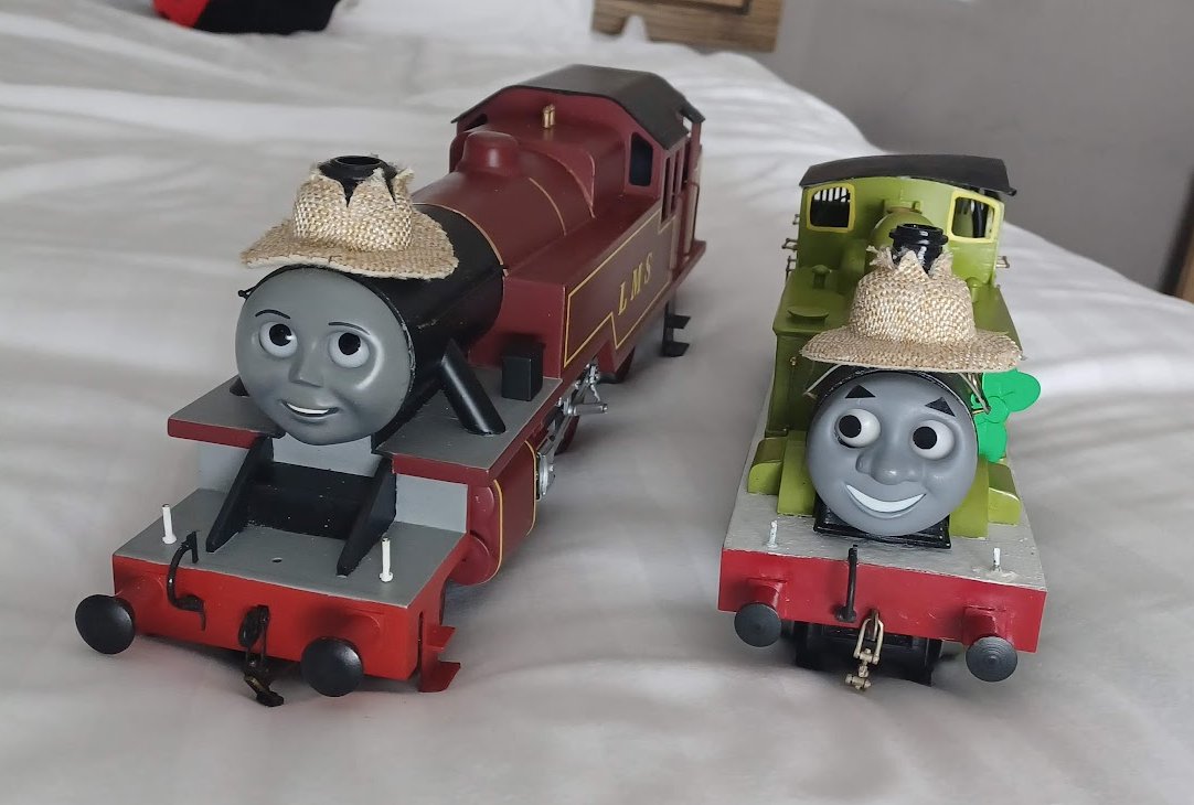 SeaSwine9's tweet image. The classic "did you capture bigfoot on film, me or the boys on photos" from Awdry?
Particularly interested if anyone got photos of me doing the "Diesel shoulder pose" with Oliver.
