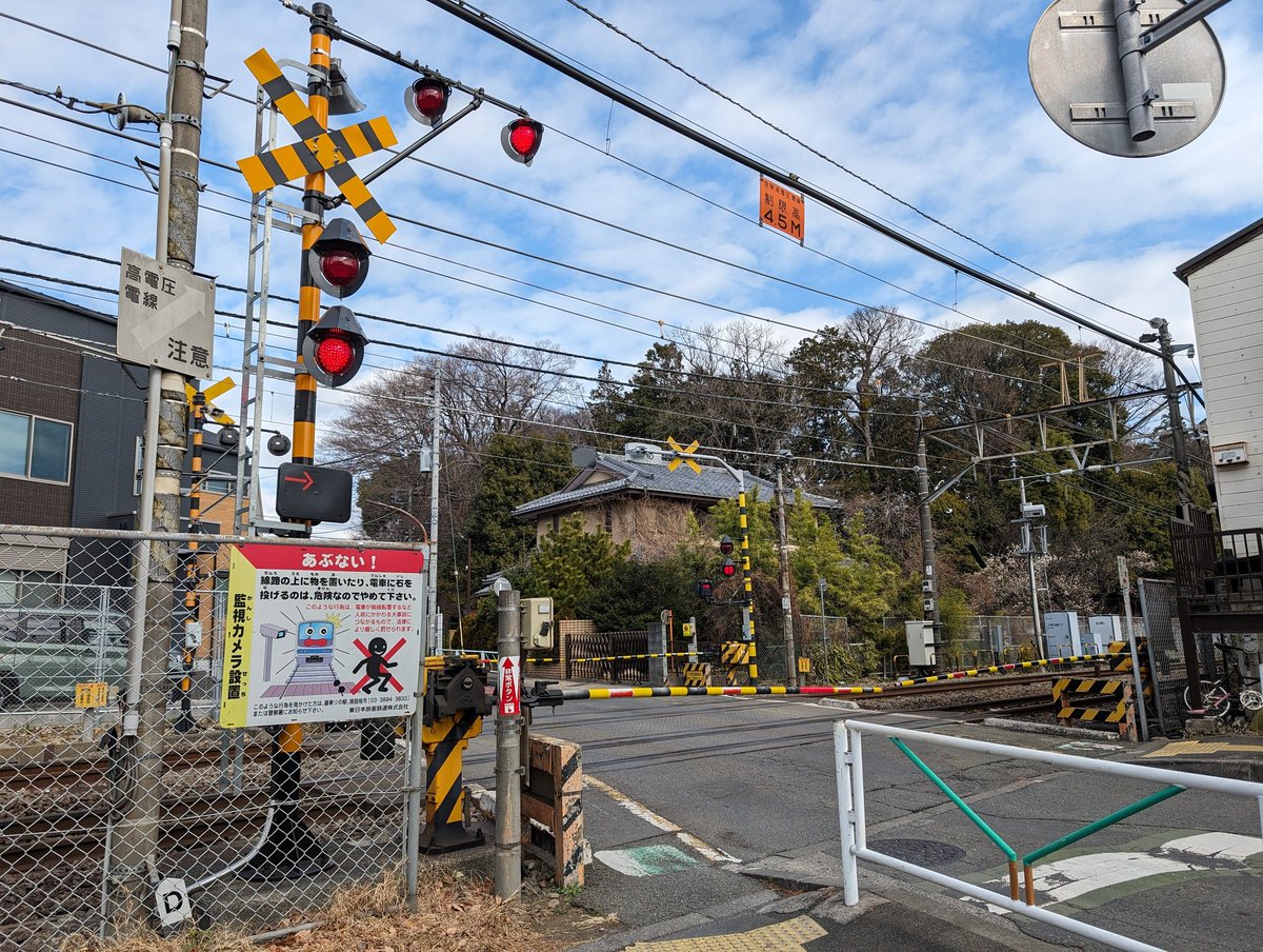 #見た人もなにか無言で踏切をあげる