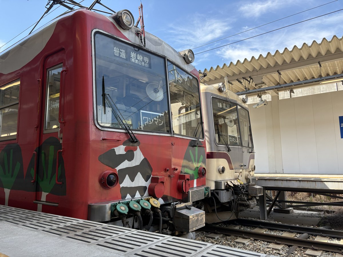 real_akkun's tweet photo. 富山地鉄、線路ガタガタなのに60km/hくらい平気で出すからクソ揺れた
怖かった https://t.co/Jecam9CJwy