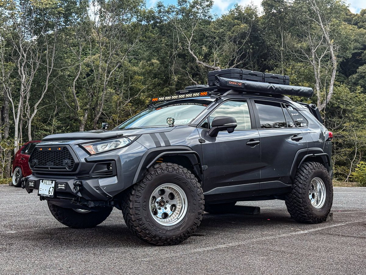 rav4___67's tweet photo. 世界初！RAV4に35インチタイヤ履いてみた！ https://t.co/2MMlQeLAuY @YouTube

#rav4 #toyota #MAXXIS #35s https://t.co/btSn9KilGy