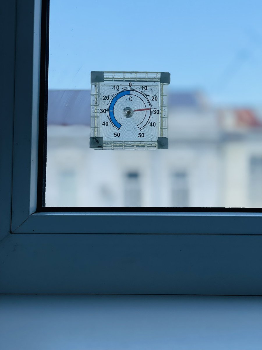 Sayaka399's tweet image. 外気温
28℃
夜中の雷雨が激しく、道端はまだ濡れている。雷が轟く中でいろいろな心配事の見通しを想定していたら、全てが悪い方向に向かっている気がしてドギマギしてしまった。まだぼんやりしている。大地は濡れたので今日はダーチャに行かない。