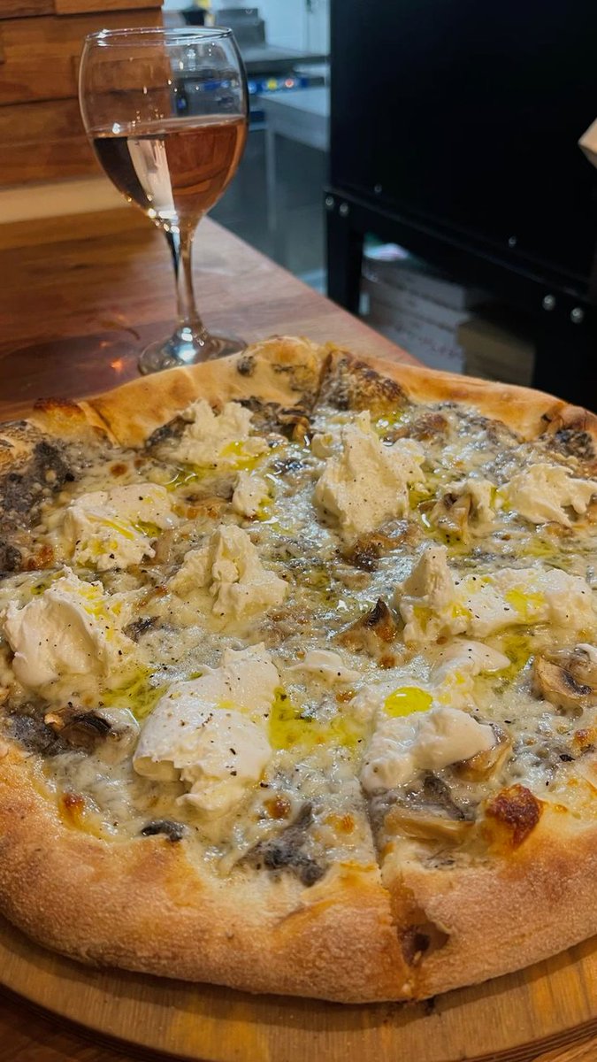 mozinity's tweet image. Pizza à la truffe