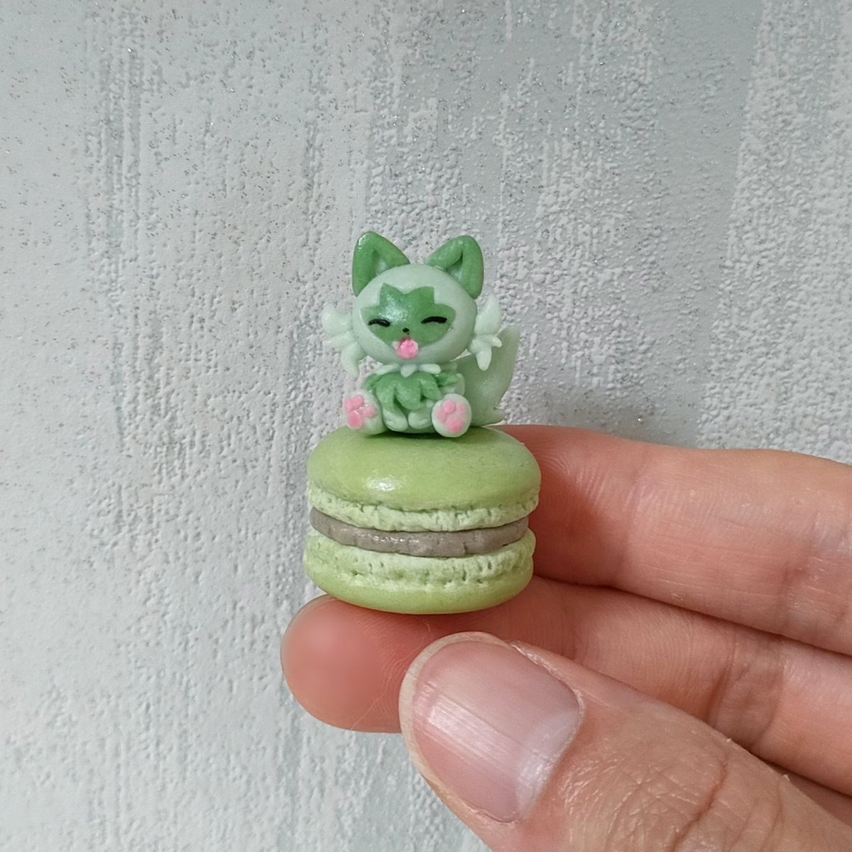 INO87_'s tweet image. 樹脂粘土でニャオハのピスタチオマカロン作りました〜!
#粘土 #樹脂粘土 #ポケモン #ニャオハ #Sprigatito #clayart