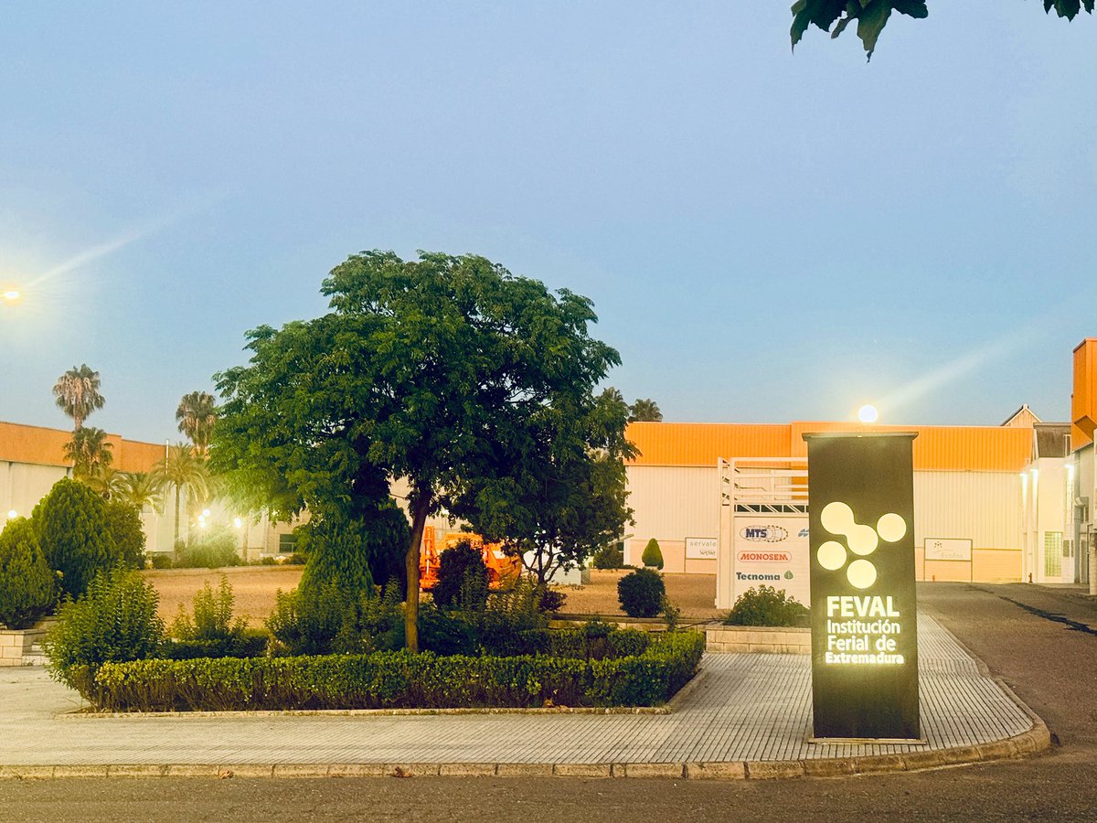Entrada principal del FEVAL. Pabellón 1 y 2.
Campeonatos de España de Ajedrez Rápido Sub 8 a Sub 18.
♟️Don Benito (Badajoz) 
♟️26 y 27 de Julio de 2025.
♟️Lugar:  FEVAL - Don Benito. #donbenito #Badajoz #extremadura