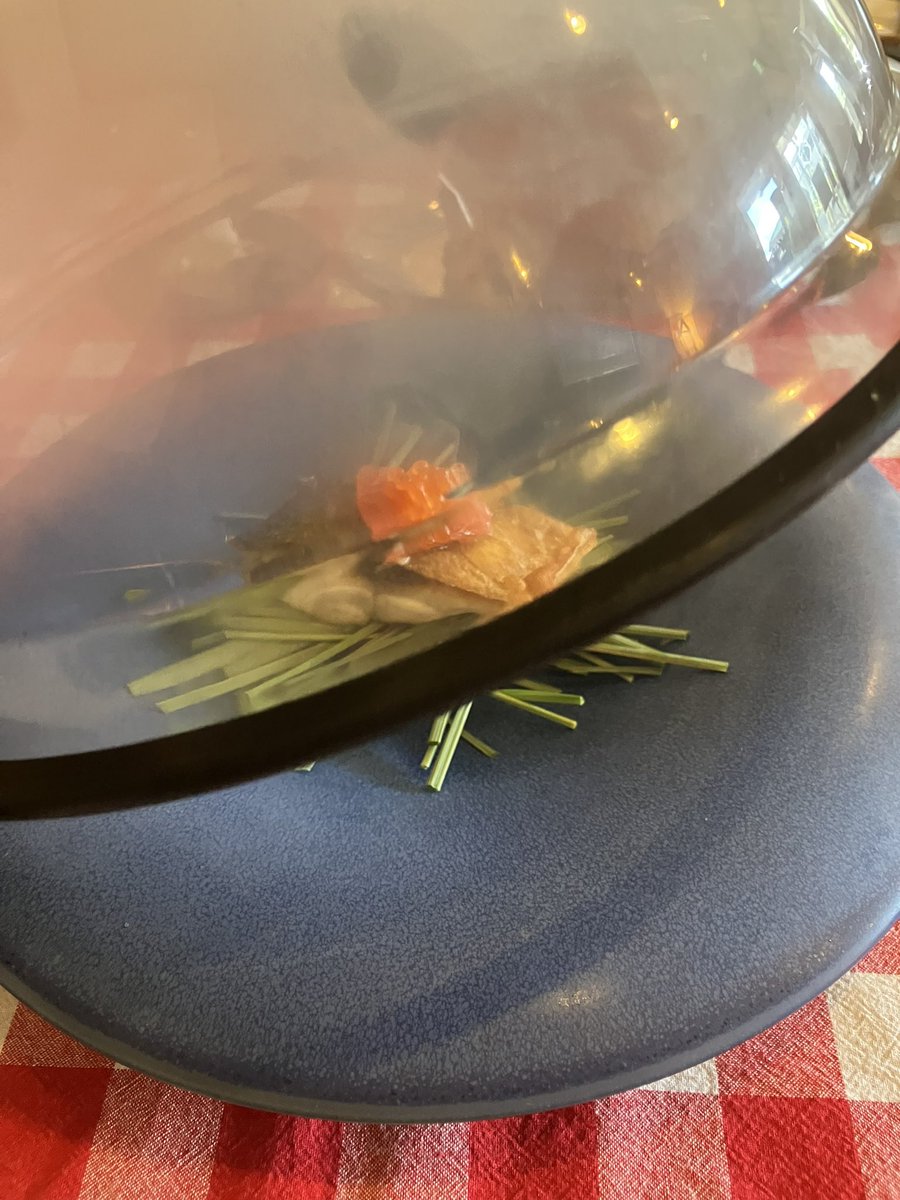 yokokuku's tweet image. お酢じゃなくて神経〆した鯖のスモーク、さくらちゃん宅で収穫したレモングラスも燻してくれた。グレープフルーツと鱒の卵を添えて。