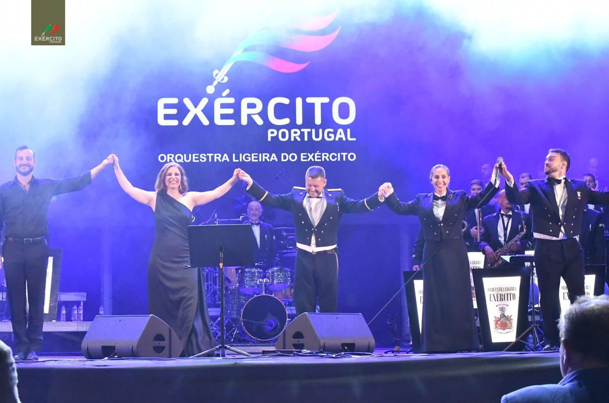 Exercito_pt's tweet image. 📢 A Praça dos Pescadores encheu-se de luz, cor e uma vibrante moldura humana que fez ecoar cada nota e cada aplauso. Ao som poderoso da OLÉ e da voz extraordinária da Katia Guerreiro viveu-se um concerto absolutamente magnífico, carregado de emoção e energia
#ExércitoPortuguês