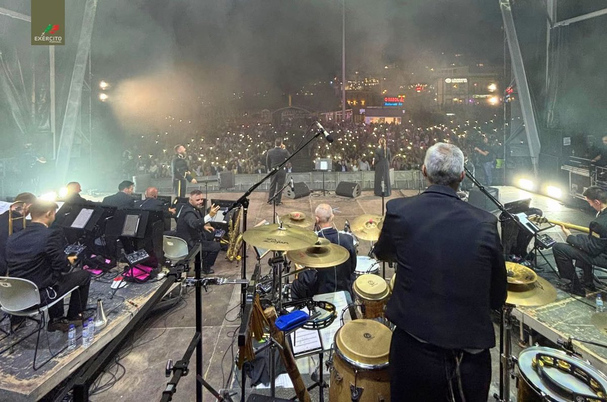 Exercito_pt's tweet image. 📢 A Praça dos Pescadores encheu-se de luz, cor e uma vibrante moldura humana que fez ecoar cada nota e cada aplauso. Ao som poderoso da OLÉ e da voz extraordinária da Katia Guerreiro viveu-se um concerto absolutamente magnífico, carregado de emoção e energia
#ExércitoPortuguês