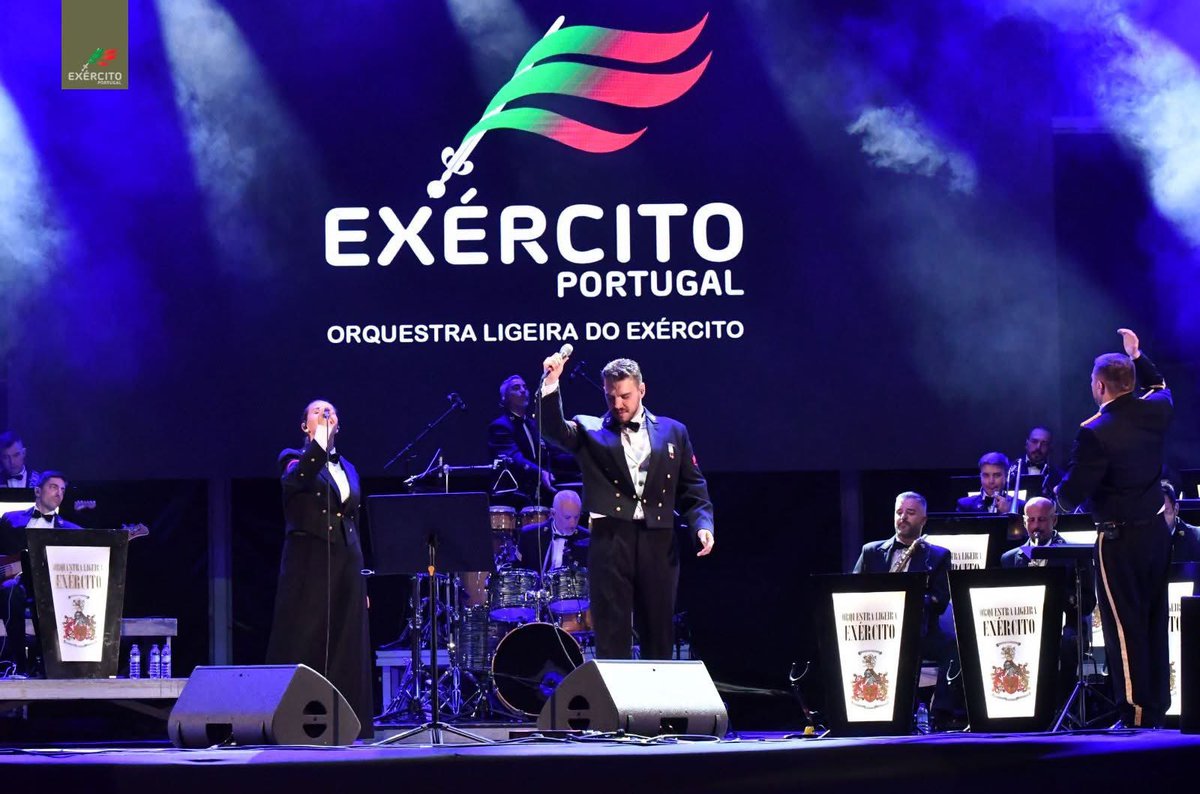 Exercito_pt's tweet image. 📢 A Praça dos Pescadores encheu-se de luz, cor e uma vibrante moldura humana que fez ecoar cada nota e cada aplauso. Ao som poderoso da OLÉ e da voz extraordinária da Katia Guerreiro viveu-se um concerto absolutamente magnífico, carregado de emoção e energia
#ExércitoPortuguês