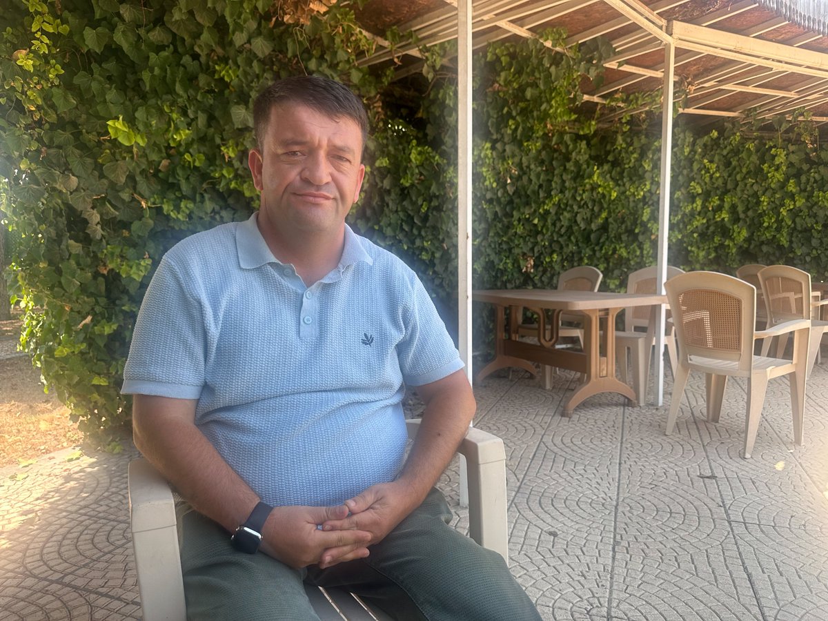 CimbomFacts's tweet image. Şırnak'ta 2007'de vatani görevini yaparken mayın patlaması sonucu iki bacağını kaybeden Konyalı gazi ve arkadaşları, başka takımlı olması için ikna edemedikleri çocuğun yüzünü hediye ettikleri Galatasaray tişörtüyle güldürdü.