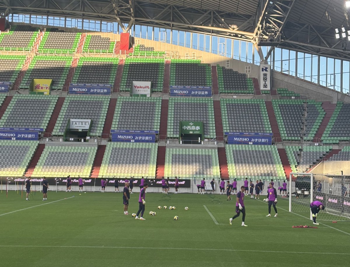 FCBRAC1's tweet image. ❗️El Barça fa el primer entrenament al Japó, a l'estadi del Vissel Kobe, primer rival de la gira.
🚑 Marc Bernal és l'únic dels 30 jugadors que han viatjat que no està disponible per jugar demà.
#frac1