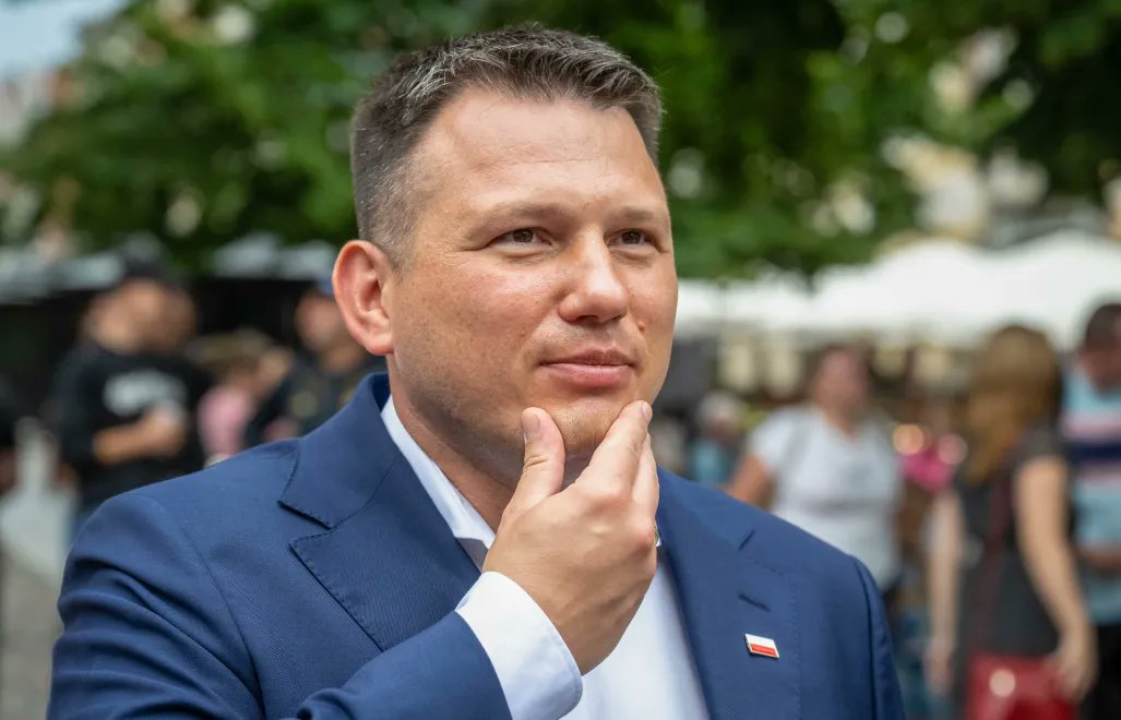 Kryhor's tweet image. Jeśli on mając 16 posłów i szanse na jeszcze 30stu,bez szans na miejsce w Senacie, myśli ze jest pępkiem świata, to lepiej z nim w koalicje nie wchodzić.