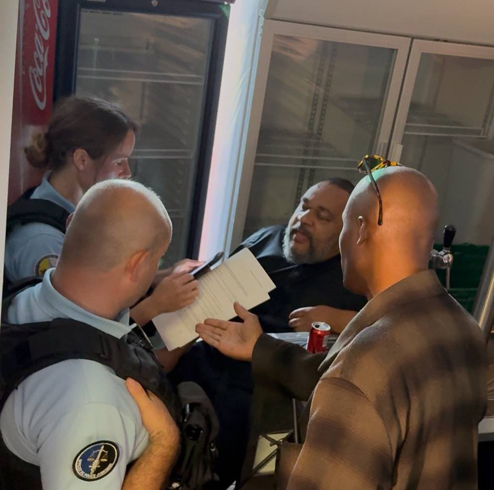 Linformatrice1's tweet image. Quand est-ce que l&apos;on va cesser de persécuter cet homme ? Dès qu&apos;il est question de Dieudonné M&apos;bala M&apos;bala, l&apos;esprit Charlie (qui n&apos;est en réalité que de la bien-pensance) disparaît. Le type est sous bracelet. Pourquoi vouloir l&apos;empêcher de gagner sa pitance ?