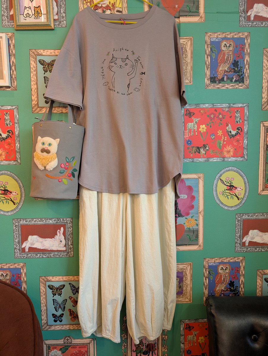 qedstorecafe's tweet image. #ねこねこ展22
shuko*さんのチュニックTシャツにバンビカバンさんの筒型バッグ。
大人のリラックススタイルです。
パンツはナチュラルを合わせましたが、ブラックだとシックな雰囲気になってそれも素敵です。
#ねこねこ展コーディネート