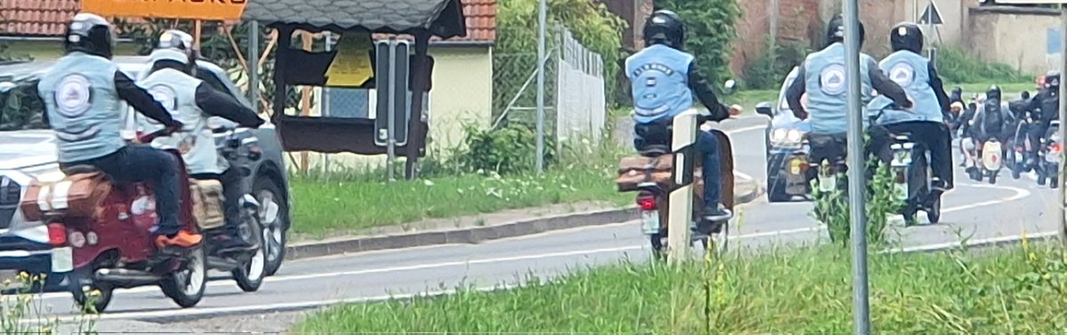 marcomout's tweet image. 2 Minuten eetpauze langs de weg en wat ontdek ik?
Het moet vandaag Gruppentourensammstag in Duitsland zijn.