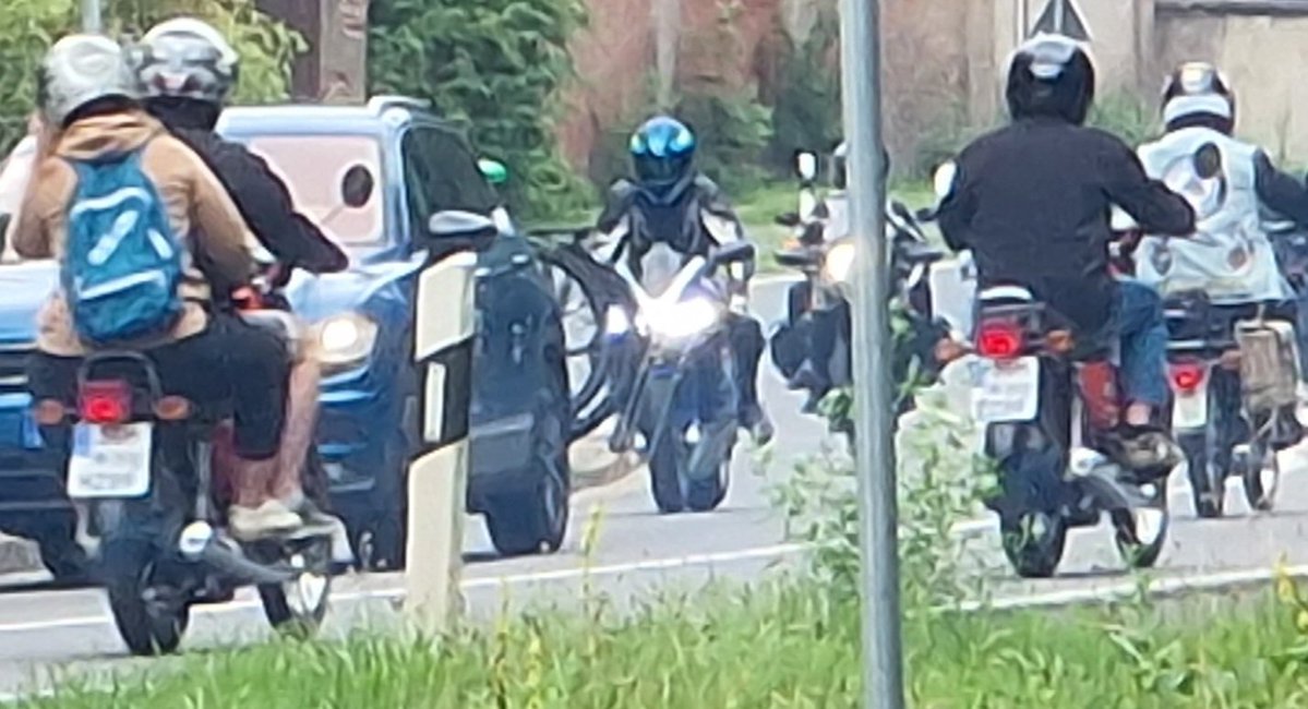 marcomout's tweet image. 2 Minuten eetpauze langs de weg en wat ontdek ik?
Het moet vandaag Gruppentourensammstag in Duitsland zijn.