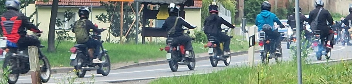 marcomout's tweet image. 2 Minuten eetpauze langs de weg en wat ontdek ik?
Het moet vandaag Gruppentourensammstag in Duitsland zijn.
