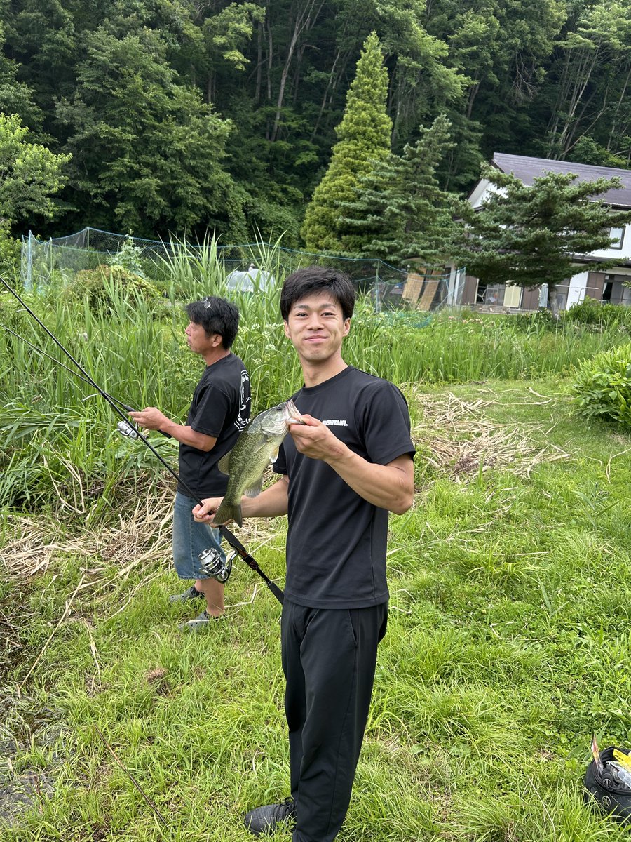 Sodo_hh's tweet image. ゲレンデ全開からの、爺ヶ岳スキー場近くで走ってた人らと釣り🎣
からの車移動で明日行く目的地へ🏃