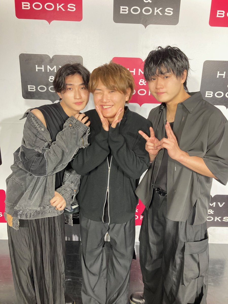 hmvbooks_hakata's tweet image. 【#すずしょうと】

本日は、「推しドキっ！/Boom Boom Boom」発売記念に
ご来店頂きありがとうございました🙌

御来店記念のお写真も頂きました😊
またよろしくお願いします！
#HMV博多_event