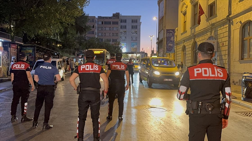 TiklaHaber_com's tweet image. İstanbul'da düzenlenen "Huzur İstanbul" uygulamasında, çeşitli suçlardan aranan 380 şüphelinin de aralarında bulunduğu toplam 833 kişi gözaltına alındı.