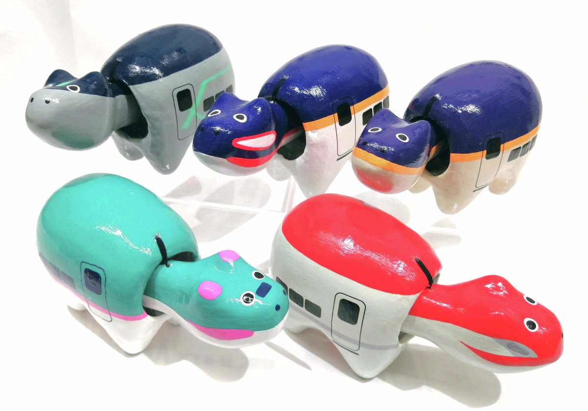 GS_RAILYARD's tweet image. 話題沸騰✨
新幹線のカラーを纏った“走る縁起物”が登場!
『新幹線 赤べこ』
価格:3,300円(税込)
『新幹線 豆べこ』
価格:440円(税込)
取扱店舗
レールヤード大宮店/秋葉原店
福島県の郷土玩具「赤べこ」が、新幹線カラーでかわいく変身🚄…
