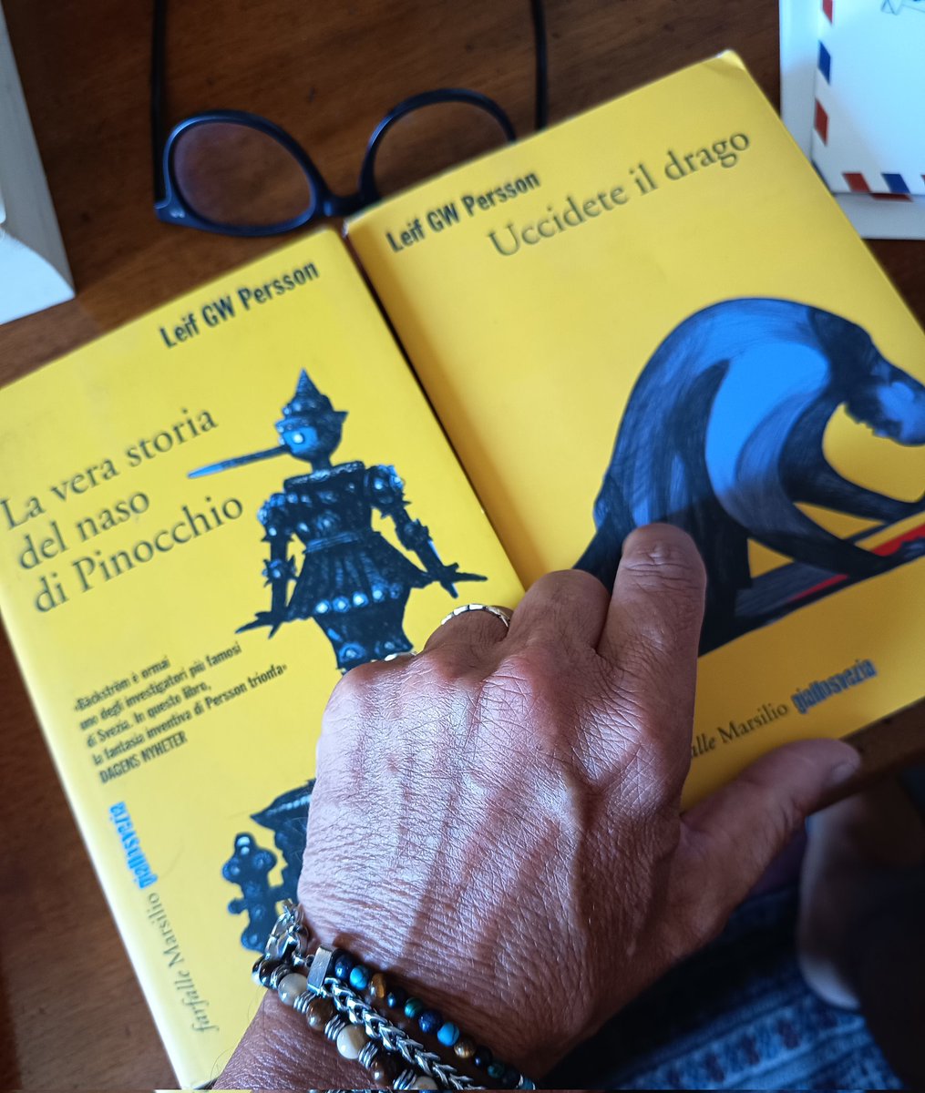 Non potevo lasciare il mio oltraggioso gemello fra gli scaffali, ora è qui con me.
(Bäckström a differenza mia è ciccio ma le qualità morali che ci accomunano sono pressoché infinite)

Prossimamente...