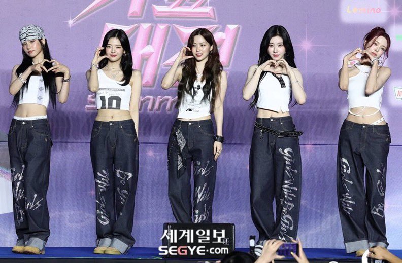 itzytracking's tweet image. ITZY stun on the blue carpet for Gayo Daejeon Summer.