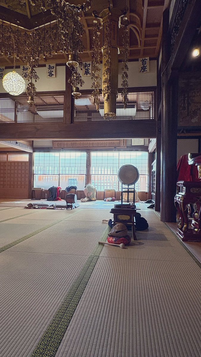 鮭スペアレ
｢すってんテンペスト｣in 鳳林寺
鑑賞させていただきました。

🎭シェイクスピア✖️仏教🪷
静謐な本堂の中はそれだけで特別感がある。
空間に広がる柑橘類の様な香りが涼しげで聞けば演出ではなく偶然とのこと。
全体的に、とても心地良い演劇体験でした。

残りは27日のみ、皆さんも是非。