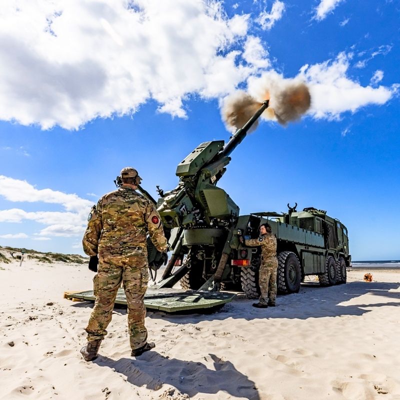 OTAN_FR's tweet image. Une journée à la plage pas comme les autres ! 🏖️
Des soldats danois 🇩🇰 effectuent des tirs d’artillerie, démontrant ainsi avec brio la capacité de précision, de dissuasion et de préparation opérationnelle des forces de l’OTAN 🛡️💪