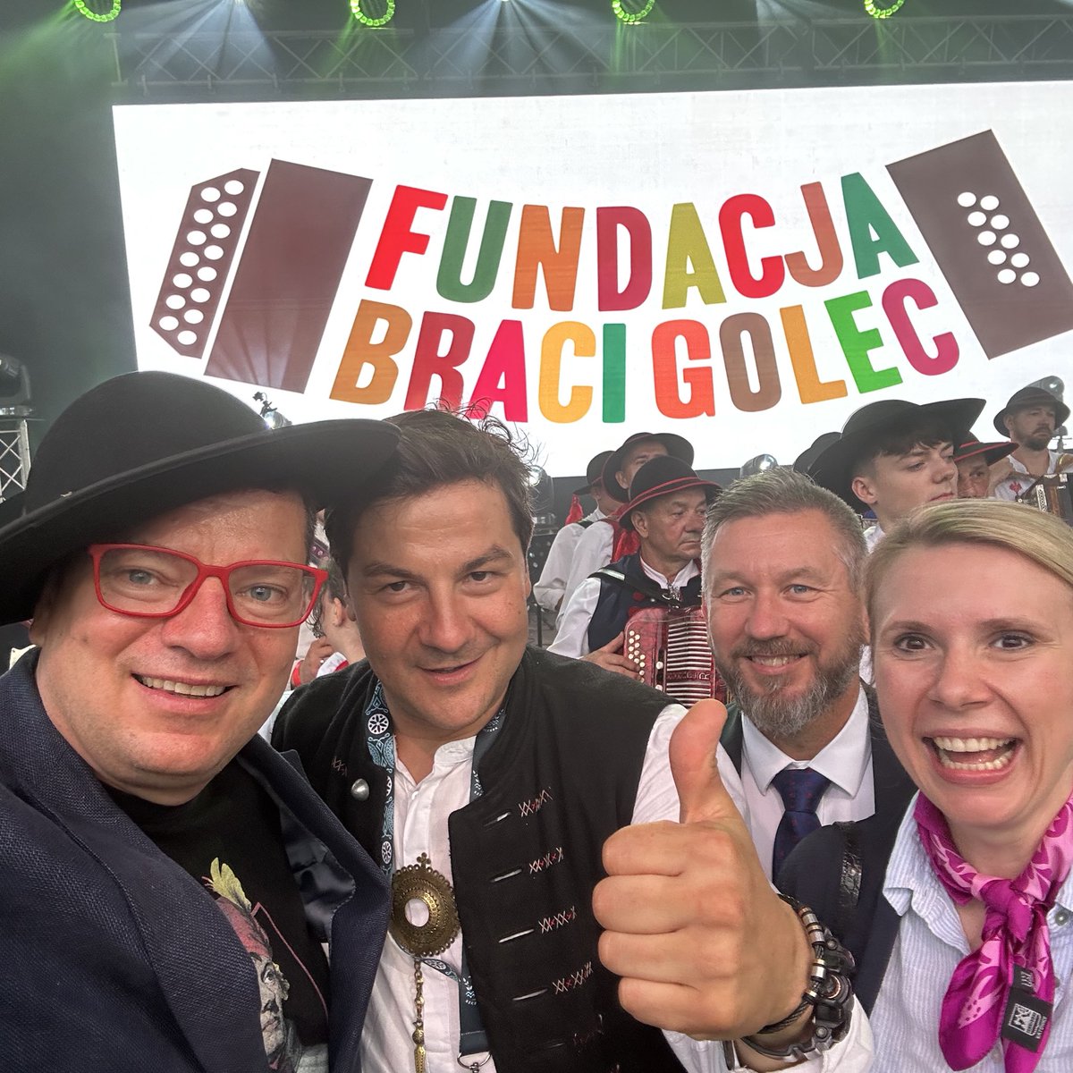 KoperskiPrzemek's tweet photo. 62.Tydzień Kultury Beskidzkiej wystartował! 🎻 - wraz z moimi gośćmi - Wiceministrą Funduszy @Moni_Sikora i Wicewojewodą #Zaczkowski - wzięliśmy wczoraj udział w otwarciu naszego Największego Beskidzkiego Święta, pełnego muzyki, tańca, tradycji i ⛰️ atmosfery #TKB #Koperski 🪗 https://t.co/c2vdOkkWPP
