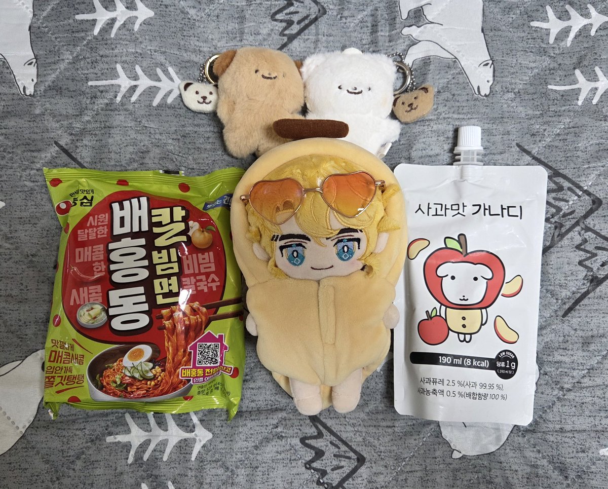 jengnim's tweet image. 친구가 사과맛 가나디랑 배홍동 칼빔면 맛보라고 하나씩 줬어 감사합니다 잘먹을게요ㅜㅜㅜ
