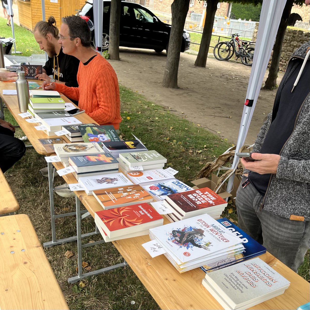 aprycotmedia's tweet image. Signierstunde mit Alex von Frankenberg @Justdoitalex, Das ehrliche Geld und Alexander Best @stoanakamoto_de, Virtus Digitalis! An der wunderbaren @BTCZitadelle