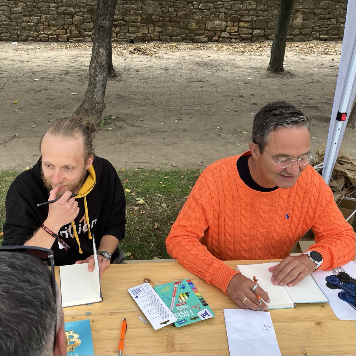 aprycotmedia's tweet image. Signierstunde mit Alex von Frankenberg @Justdoitalex, Das ehrliche Geld und Alexander Best @stoanakamoto_de, Virtus Digitalis! An der wunderbaren @BTCZitadelle
