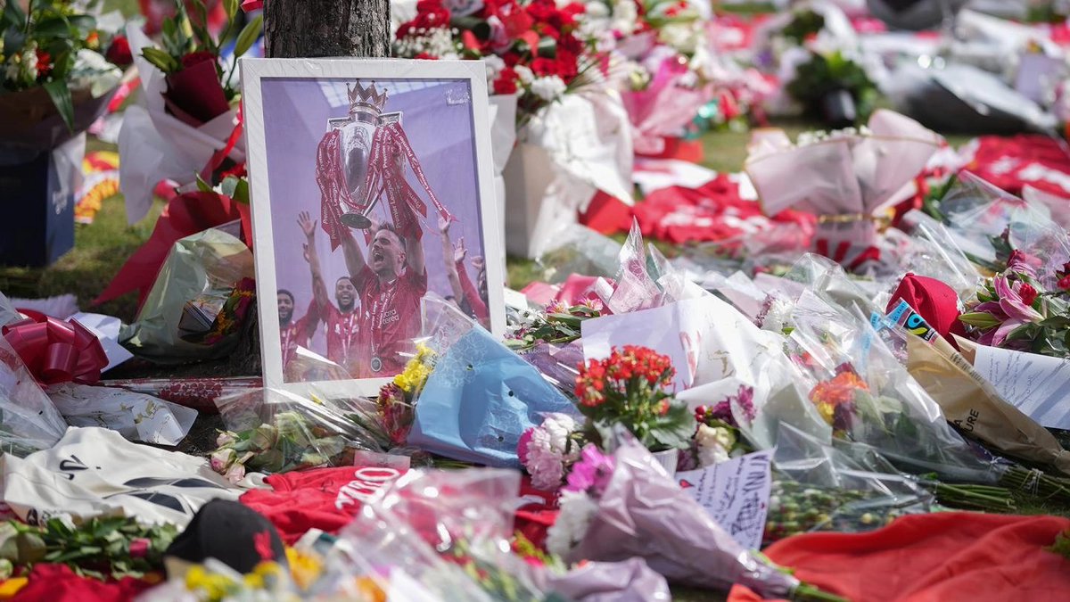 Liverpool confirme les hommages suivants en mémoire de Diogo Jota et André Silva : 

- Le n°20 est bien retiré dans toutes les catégories 

- Si un supporter floque le nom de Diogo Jota, les bénéfices seront reversés à la fondation caritative de Liverpool

- Les objets déposés
