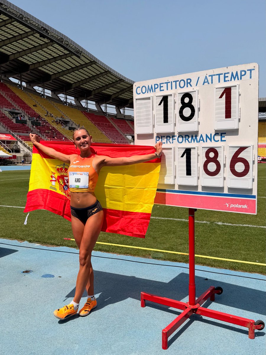 COE_es's tweet image. 🥇 ¡CAMPEONA Y RÉCORD DE ESPAÑA SUB18!
🏃🏼♀️ Espectacular concurso de Aitana Alonso para colgarse la medalla de oro en salto de altura. Salta 1.86 y supera el récord de España sub18 que tenía Ruth Beitia en 1.85.
¡INCREÍBLE!
#EYOFSkopje2025 #ReadyToShine #ElCorazónDeEspaña