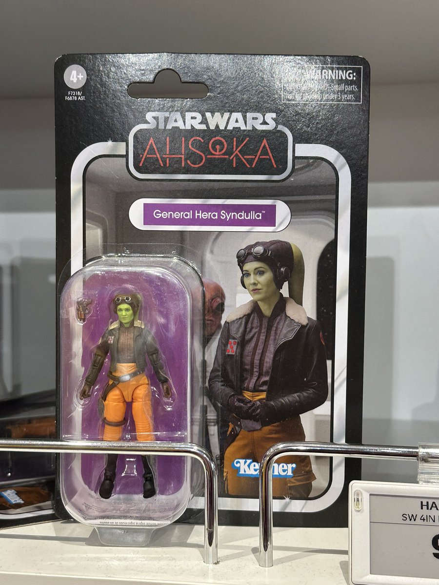 wickeyden's tweet image. Hera, Anakin, Ahsoka, and R7 spotted in Napoli Airport.