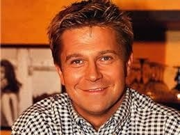 Generations7080's tweet image. Une pensée pour Thierry Redler, qui nous a quittés le 26 juillet 2014... 🕊️
Il y a tout juste 11 ans, l’acteur connu notamment pour son rôle dans "Les Filles d’à côté" nous disait adieu. Il avait été retrouvé inconscient sur son bateau par son fils, et s’était éteint deux jours…