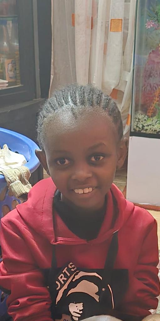 We are looking for Melissa from Kayole, Nairobi.

She went missing in a red top and black trouser and maroon rubber shoes.

Anyone who might have seen Melissa to kindly contact 0721276362 

Thank you 🙏
