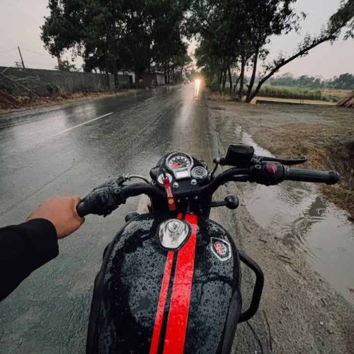 बारिशे तो तेरे बिना भी होती है मेरे शहर में पर
 उन बारिशो में सिर्फ पानी बरसता है इश्क नहीं
💯✨❤️