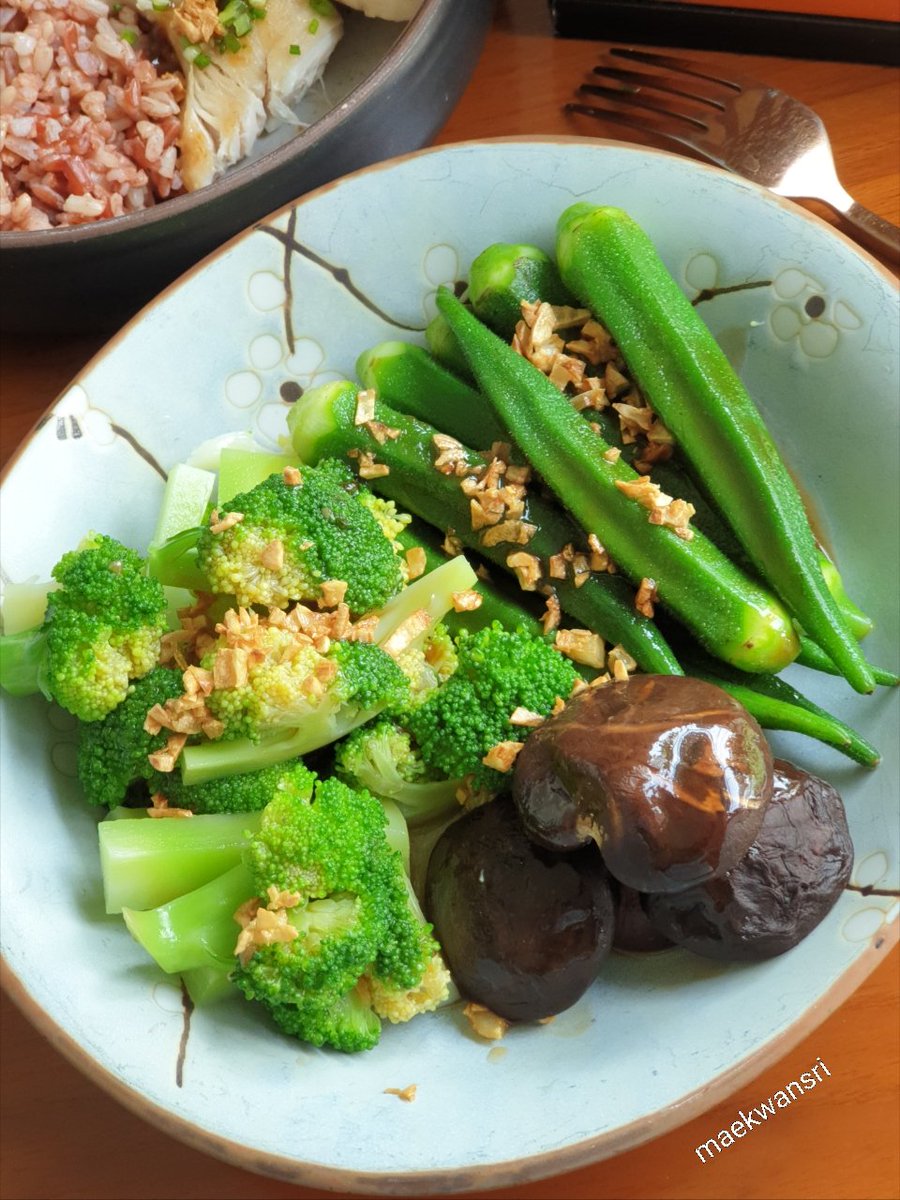 KwansriR's tweet image. 1มื้อ..กับการกินผักให้อร่อย
บรอกโคลี กระเจี๊ยบ ราดน้ำมันหอย โรยหน้าด้วยกระเทียมเจียวหอมๆ