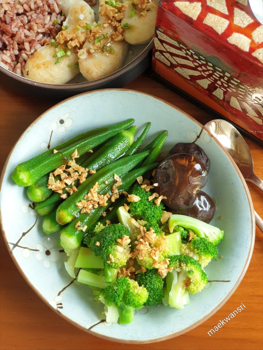 KwansriR's tweet image. 1มื้อ..กับการกินผักให้อร่อย
บรอกโคลี กระเจี๊ยบ ราดน้ำมันหอย โรยหน้าด้วยกระเทียมเจียวหอมๆ