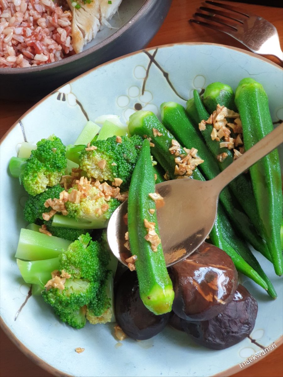 KwansriR's tweet image. 1มื้อ..กับการกินผักให้อร่อย
บรอกโคลี กระเจี๊ยบ ราดน้ำมันหอย โรยหน้าด้วยกระเทียมเจียวหอมๆ