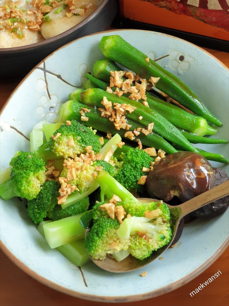 KwansriR's tweet image. 1มื้อ..กับการกินผักให้อร่อย
บรอกโคลี กระเจี๊ยบ ราดน้ำมันหอย โรยหน้าด้วยกระเทียมเจียวหอมๆ
