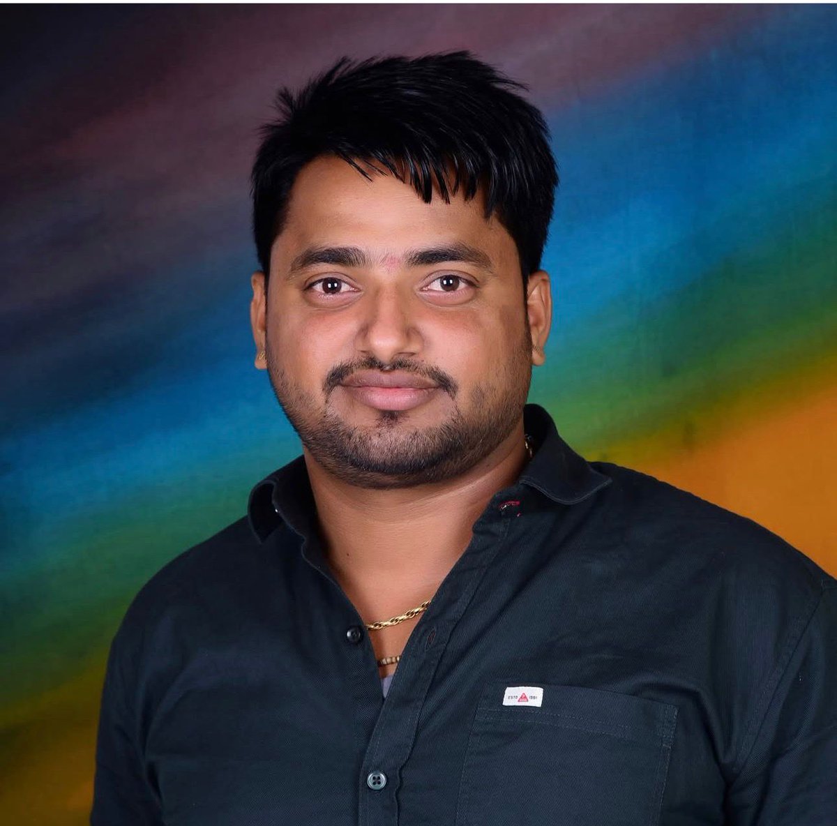 RavindraBhati__'s tweet image. राजकीय महाविद्यालय, बालेसर के पूर्व छात्रसंघ अध्यक्ष श्री मुकेश सांखला जी के सड़क दुर्घटना में असमय निधन की अप्रत्याशित खबर सुनकर मन व्यथित है।
ईश्वर दिवंगत आत्मा को अपने श्रीचरणों में स्थान प्रदान करें और शोकाकुल परिवार, मित्रों व शुभचिंतकों को इस असहनीय दुख को सहन करने की…