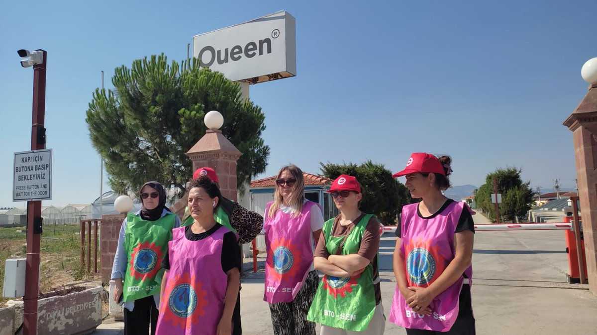 İÜ Öğrenci Meclisi (@iuogrmeclisi) on Twitter photo Queen İşçilerinin (<a href="/Queeniscileri/">Queen İşçileri</a>) yanındayız!
Queen Tarım'da sendikalı oldukları gerekçesiyle işten atılan kadınlar, 24 gündür firma önünde direniyorlar.
Çalıştıkları süre boyunca patronların baskı, mobbing, taciz ve tehditlerine maruz kalan; çalışma koşullarının Queen İşçilerinin (<a href="/Queeniscileri/">Queen İşçileri</a>) yanındayız!
Queen Tarım'da sendikalı oldukları gerekçesiyle işten atılan kadınlar, 24 gündür firma önünde direniyorlar.
Çalıştıkları süre boyunca patronların baskı, mobbing, taciz ve tehditlerine maruz kalan; çalışma koşullarının