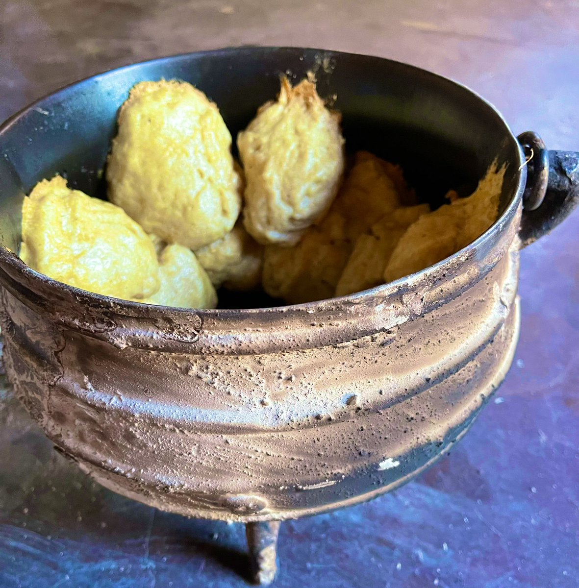 Vie_matongo's tweet image. Amaqebelengwani/chimiranebhodo. Only village champions like me will understand this one. Back then it was corn meal with bicarbonate of Soda but now they elevated the recipe by adding self raising flour. Chavenani @TeamFuloZim