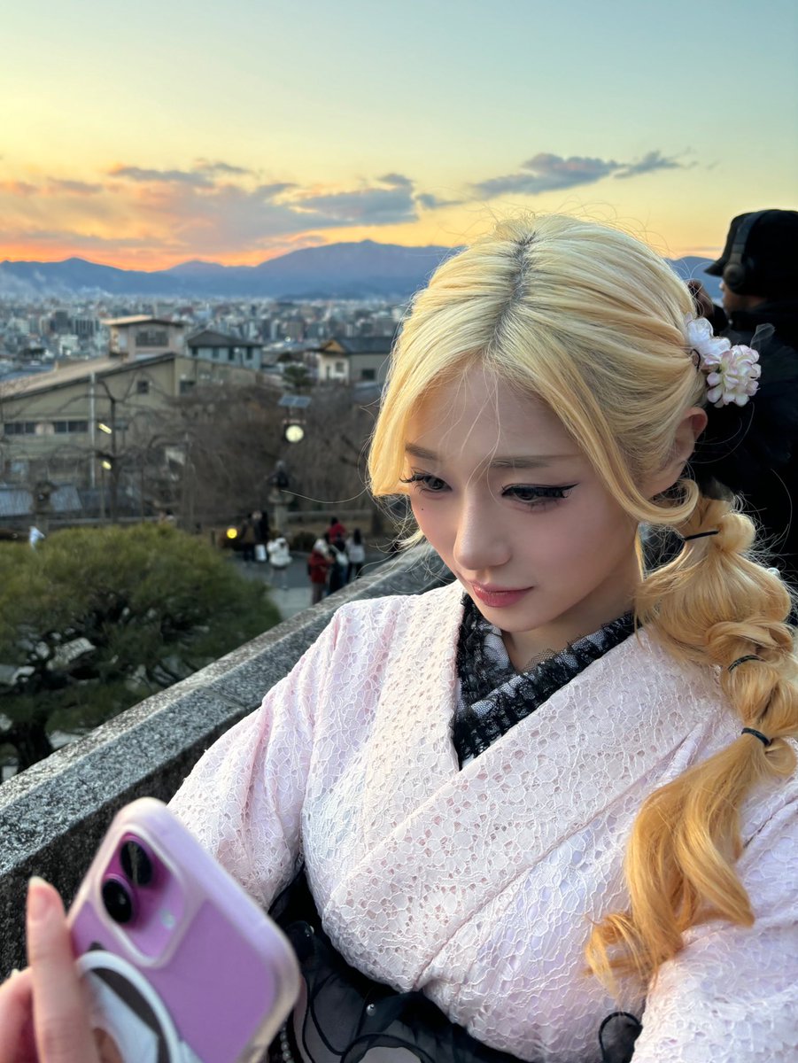 luvvc4t's tweet image. 교토에서 기모노 빌려입을 거면 무조건 핑크에 블랙 추천...
핑크+화이트로 다니는 분들이 너무 많기도 하고
핑크블랙으로 입으면 바로 갸루가되