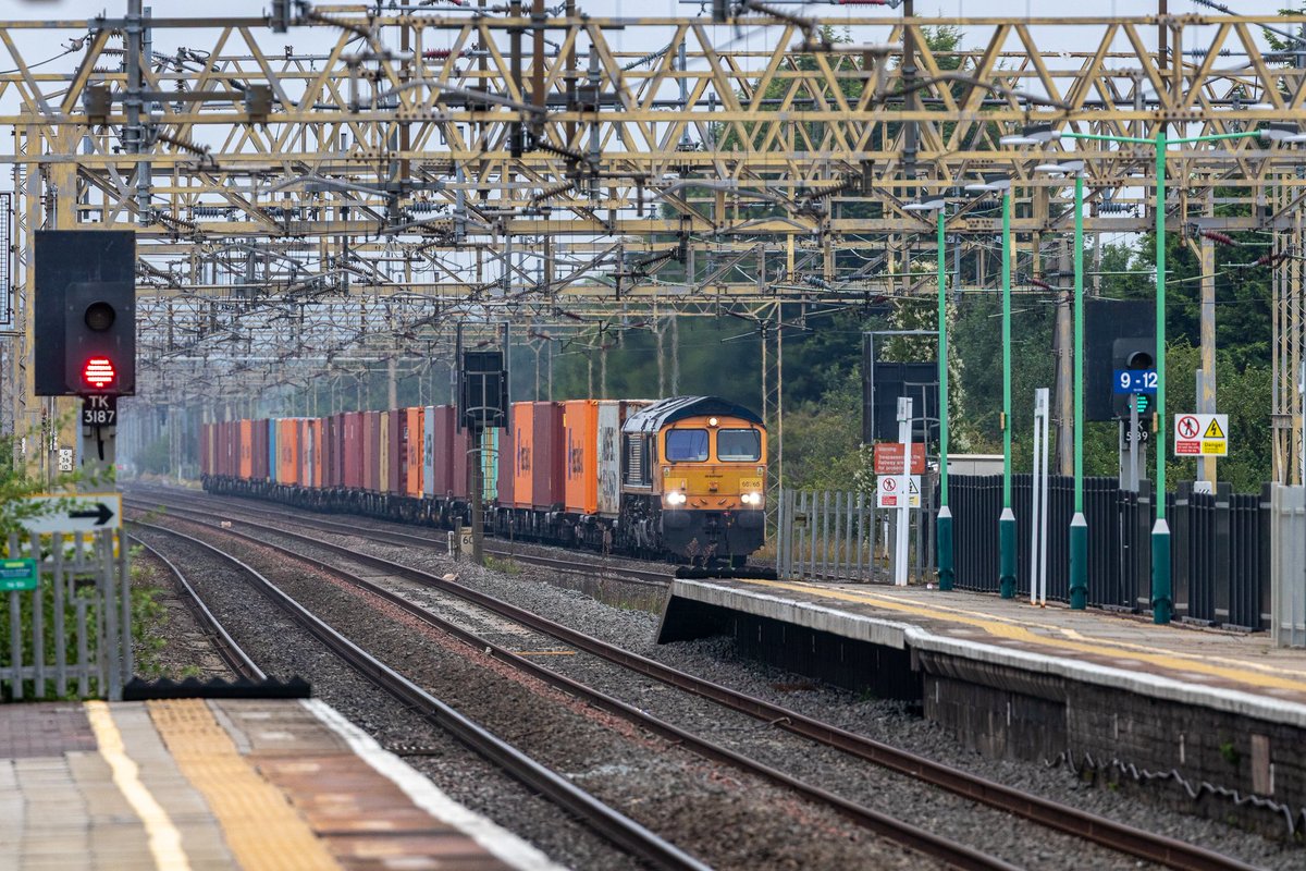 Experimenting with different angles…
66765 heads south at Cheddington with a well loaded 4L68 Birch Coppice to London Gateway
24-Jul-25