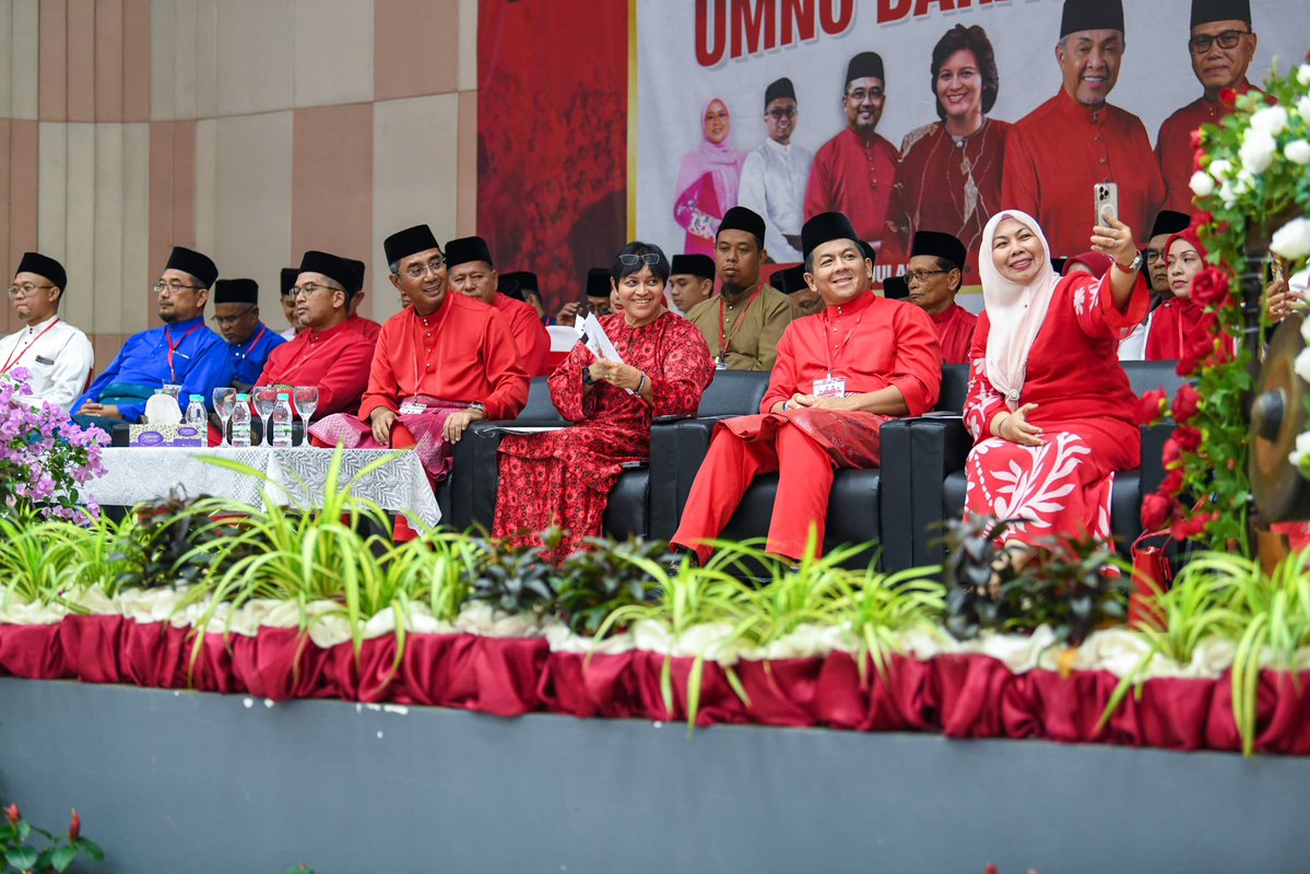 AzalinaOthmanS's tweet image. Alhamdulillah, hari ini saya diberi penghormatan merasmikan penutup mesyuarat Perwakilan UMNO Bahagian Temerloh atas undangan sahabat saya, YH Dato’ Ridzuan Hazimin, Ketua UMNO Bahagian Temerloh. Dalam ucapan, saya tekankan beberapa  perkara utama yang perlu dipersiap oleh UMNO…