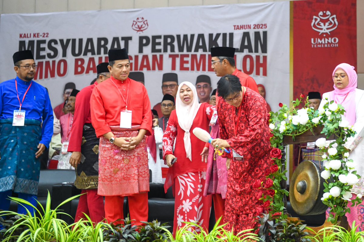 AzalinaOthmanS's tweet image. Alhamdulillah, hari ini saya diberi penghormatan merasmikan penutup mesyuarat Perwakilan UMNO Bahagian Temerloh atas undangan sahabat saya, YH Dato’ Ridzuan Hazimin, Ketua UMNO Bahagian Temerloh. Dalam ucapan, saya tekankan beberapa  perkara utama yang perlu dipersiap oleh UMNO…