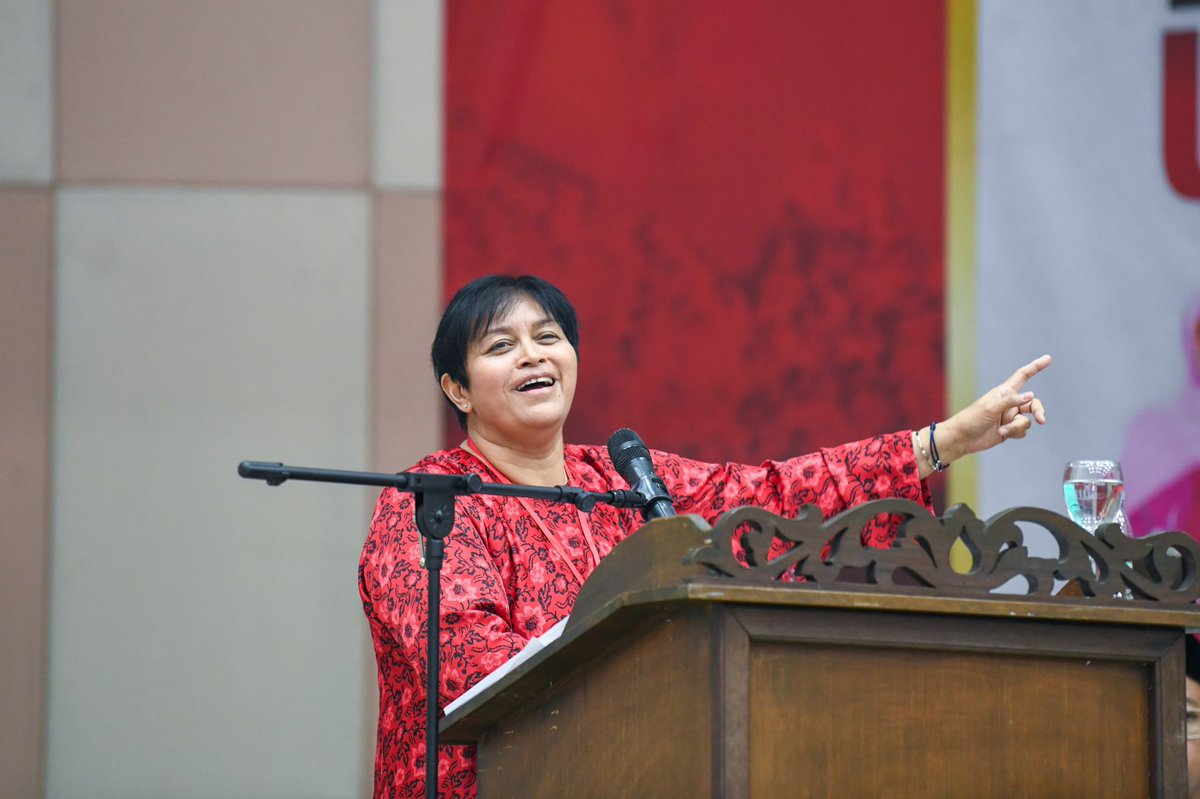 AzalinaOthmanS's tweet image. Alhamdulillah, hari ini saya diberi penghormatan merasmikan penutup mesyuarat Perwakilan UMNO Bahagian Temerloh atas undangan sahabat saya, YH Dato’ Ridzuan Hazimin, Ketua UMNO Bahagian Temerloh. Dalam ucapan, saya tekankan beberapa  perkara utama yang perlu dipersiap oleh UMNO…